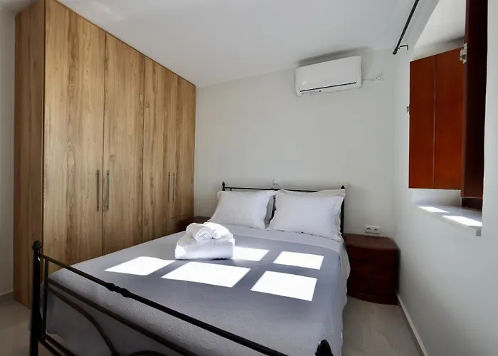 Sunset View Stone House, Mani בית נופש *