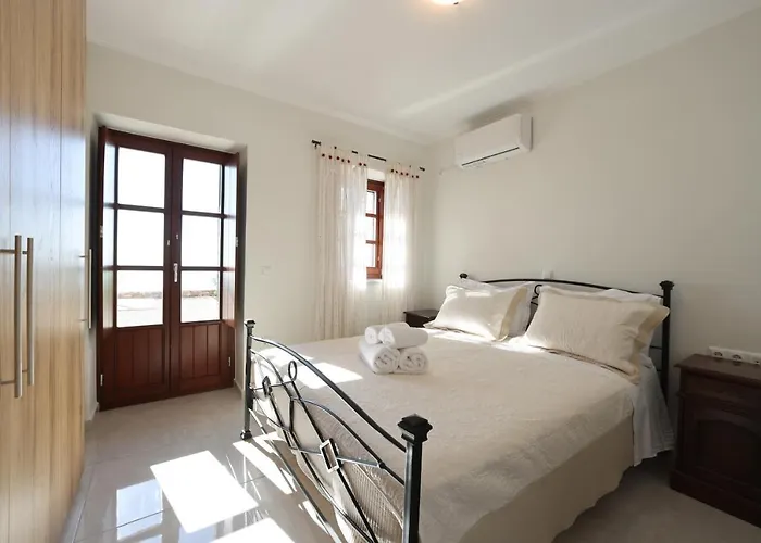 Sunset View Stone House, Mani בית נופש